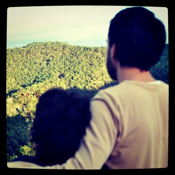 dos personas mirando la horizonte