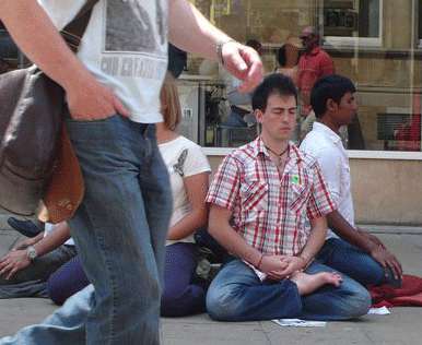 gente meditando amigos